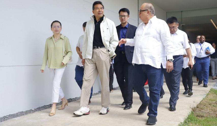 Diplomáticos chinos revisan proyectos de asistencia en salud en Ciudad de la Salud