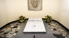 El nombre de Benedicto, el pontífice número 256 de la Iglesia Católica, se gravó en una losa de mármol blanco, informó el Vaticano.