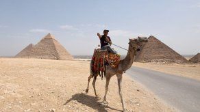 Descubren restos de templo faraónico de Ramsés II cerca de pirámides de Guiza