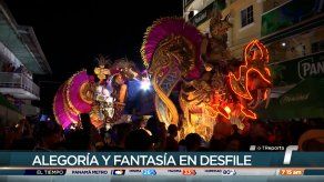 Paseo nocturno de lunes de carnaval de la reina de Calle Abajo de Las Tablas