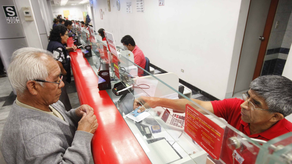 Jubilados y Pensionados en un banco