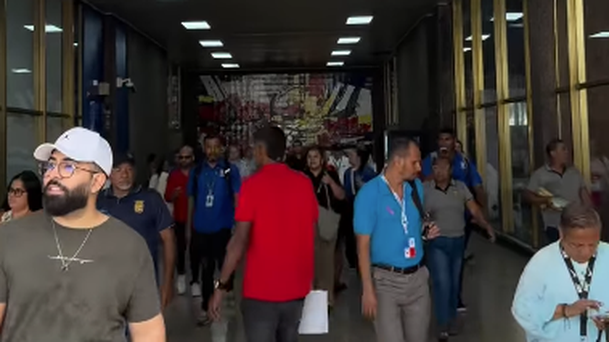 Funcionarios de la Alcaldía de Panamá salieron nuevamente del edificio Funcionarios de la Alcaldía de Panamá salieron nuevamente del edificio