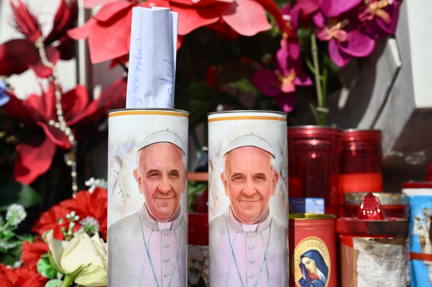 El papa Francisco no está fuera de peligro y permanecerá hospitalizado al menos diez días más.