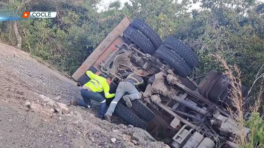 Conductor queda atrapado tras volcar camión volquete Conductor queda atrapado tras volcar camión volquete