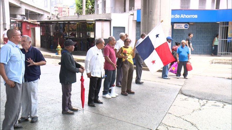 Jubilados protestan en la 5 de Mayo, insisten en aumento