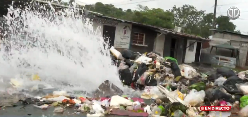 &nbsp;Residentes de Cerro Cocobolo denuncian tubería rota.