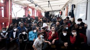 El Ocean Viking buscó inicialmente atracar en las costas de Italia, las más cercanas del lugar donde fueron rescatados los migrantes.