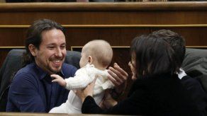 Bebé de diputada de Podemos obtiene un voto para presidir Congreso español