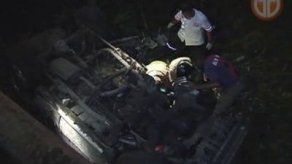 Conductor cae a barranco y queda atrapado