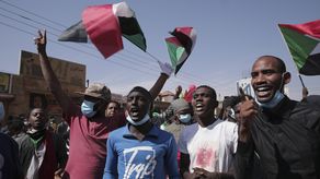 Los alzados en las protestas ondeaban banderas sudanesas y otras con retratos de personas caídas durante protestas anteriores.