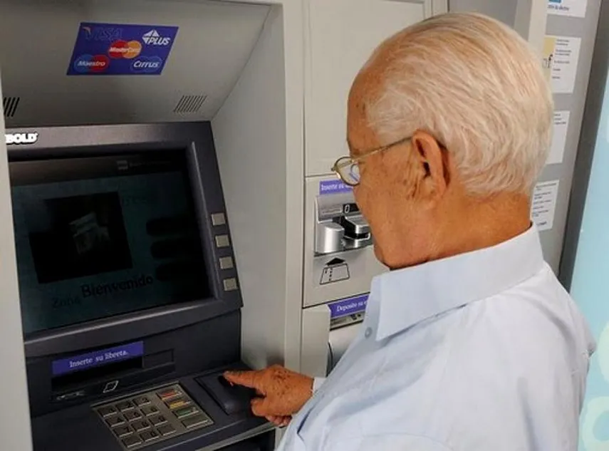 Los jubilados y pensionados suelen asistir acompañados a retirar su transferencia bancaria Los jubilados y pensionados suelen asistir acompañados a retirar su transferencia bancaria