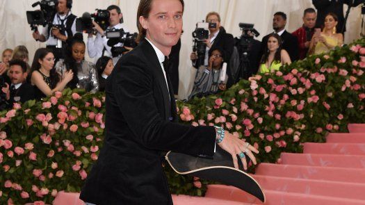 Patrick Schwarzenegger se ha propuesto hacerle la competencia a su famoso padre