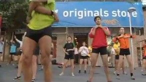 Streaptease mundial desafía a Nike y Adidas