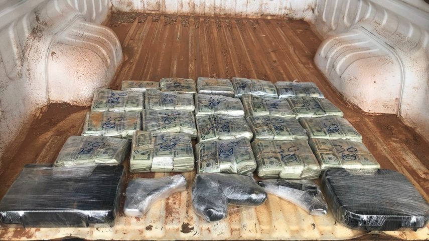 Dinero y armas de fuego decomisados en puesto de control de Guabalá.