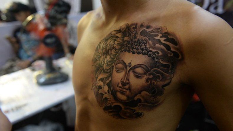 Birmania deportará a un turista español por tatuarse a Buda en la pierna