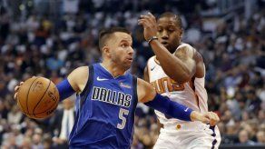 Ataque tardío de Booker impulsa a Suns ante Mavericks