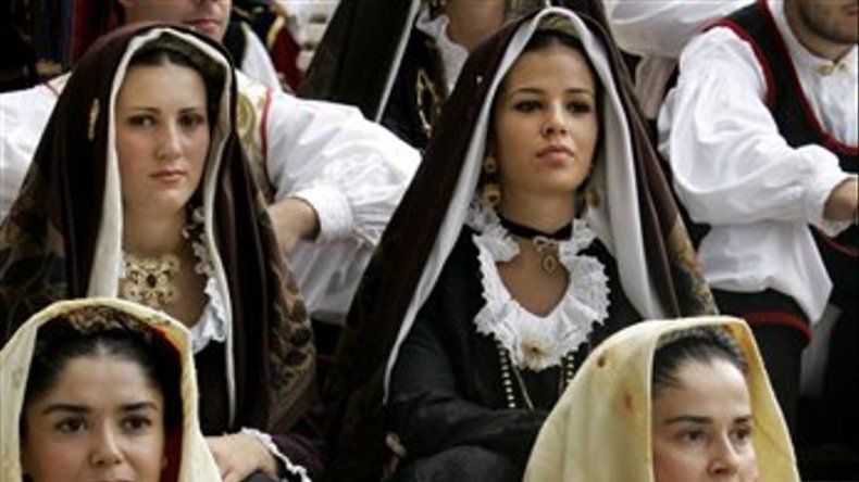 El Papa saluda a los legendarios centenarios de Cerdeña