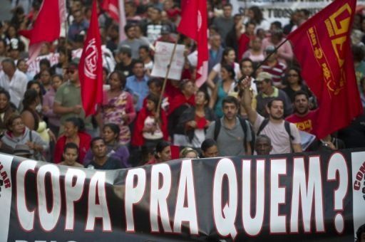 Protestan en estadio de Brasilia antes del inicio de Confederaciones