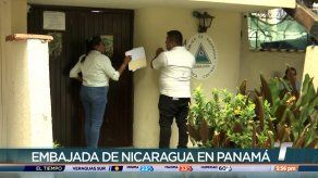 Funcionario del Ministerio Público llegó a la Embajada de Nicaragua para entregar un oficio