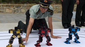 Robots bailan ritmos de Shakira en jornada del ejército chino