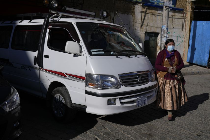Mujeres bolivianas crearon una línea de transporte de conductoras.