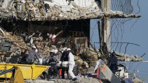 Restos de edificio caído en Florida podrían ser derribados
