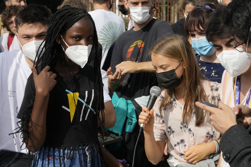 Jóvenes activistas climáticos criticaron a la policía italiana que detuvo a delegados.