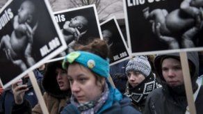Miles de personas piden en Washington se derogue el derecho al aborto