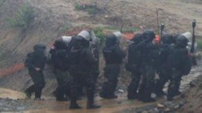 Indígenas se enfrentan a Policía en rechazo a hidroeléctrica