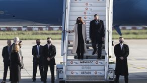 La vicepresidenta estadounidense Kamala Harris desembarca del Air Force Two a su llegada al aeropuerto de Orly, cerca de París.