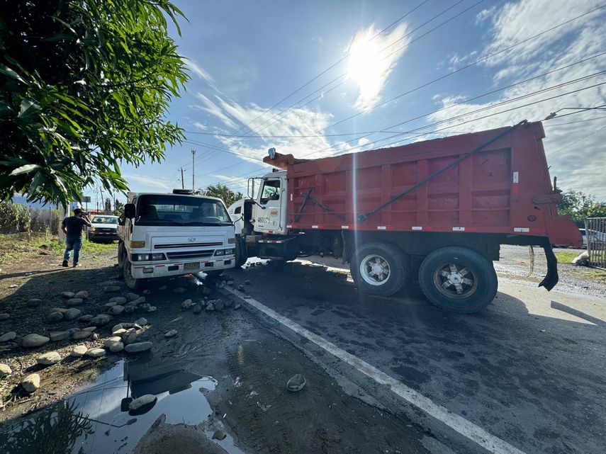 Cuerpo de Bomberos atiende un accidente de tránsito en Changuinola