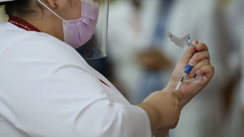 Personal de enfermería del MINSA realizando el proceso de vacunación