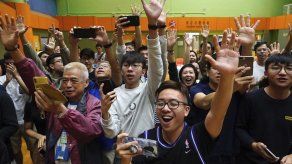 Candidatos pro democracia avanzan en comicios de Hong Kong