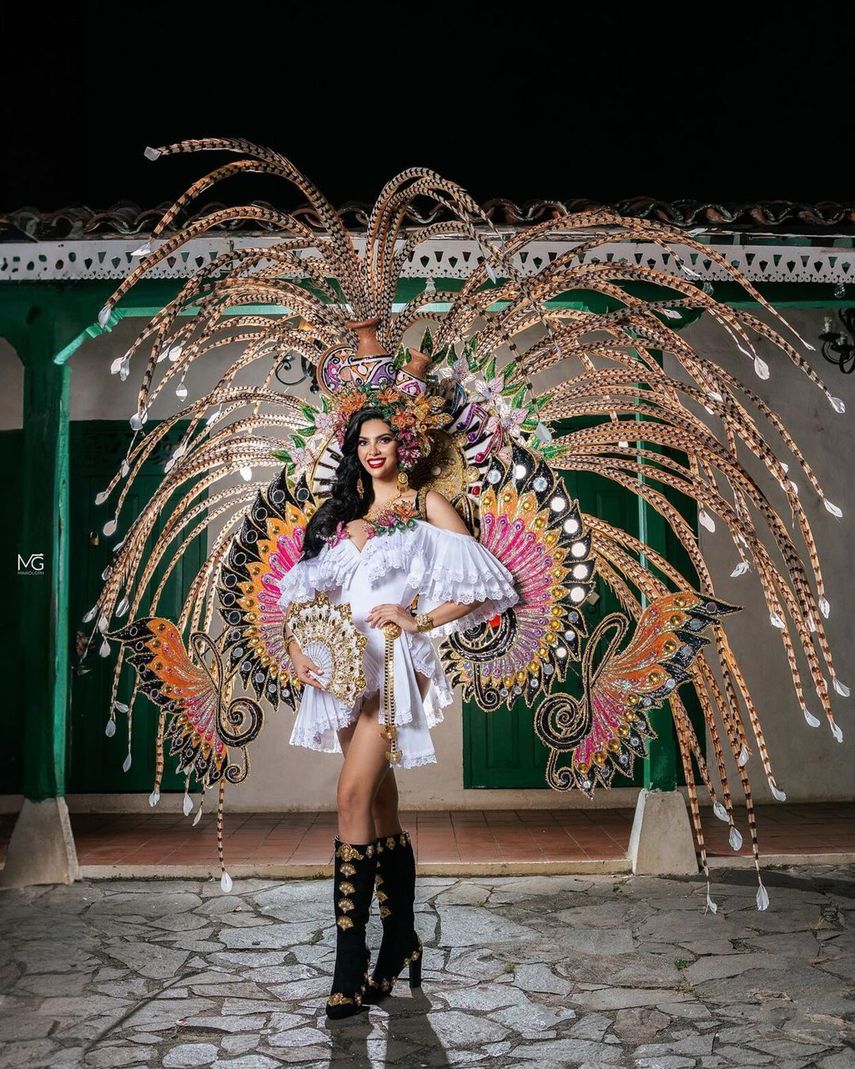 Natasha Vargas, Miss Universo Panamá, con su traje nacional. Natasha Vargas, Miss Universo Panamá, con su traje nacional.