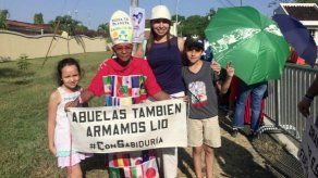 El Papa se detiene a cantarle feliz cumpleaños a una señora en Panamá El Papa se detiene a cantarle feliz cumpleaños a una señora en Panamá