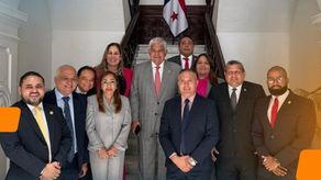 Presidente Mulino y miembros del Partido Realizando Metas