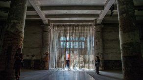 EEUU clama en la Bienal contra el muro de Trump en la frontera con México