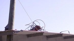Poste eléctrico cayó sobre una residencia en El Tecal