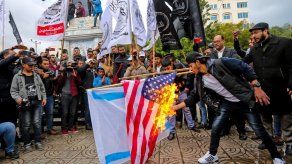 Cientos de manifestantes en Gaza queman fotos de Trump y banderas de EEUU