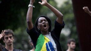 Presidenta de Brasil se reúne con jóvenes