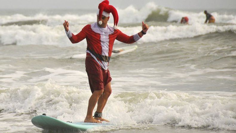 Personas disfrazadas de Santa Claus surfean en Florida