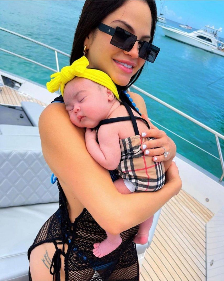 Natti Natasha junto a su hija Vida Isabelle.