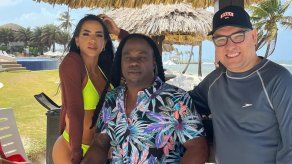 Kafu Banton junto a la modelo del video de Una Vaina y el director Lucho Spada.