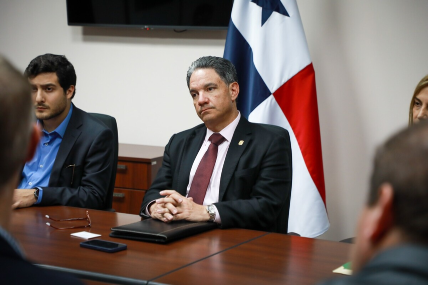 VIceministro del MICI explora el uso de tecnología avanzada para fortalecer la seguridad nacional.