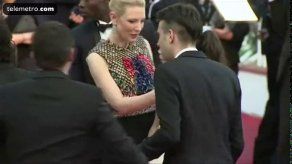 Periodista se mete bajo la falda de America Ferrara en Cannes