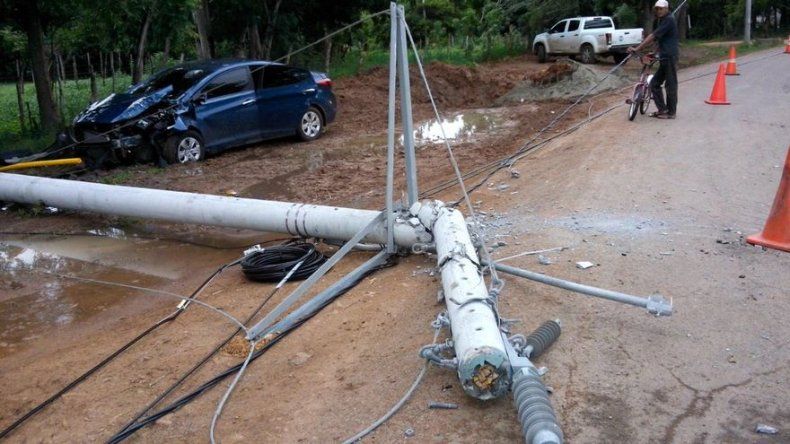 Auto colisiona y tumba poste de luz en Santa Ana de Los Santos