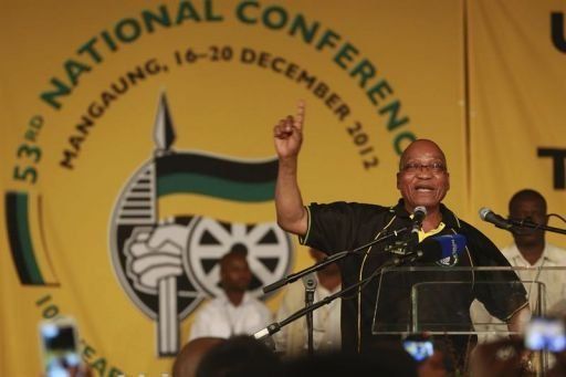 Críticas a presidente Zuma por decir que tener perro es cosa de blancos