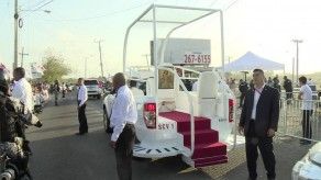 El papamóvil ya está listo en Las Garzas para traslado del Santo Padre El papamóvil ya está listo en Las Garzas para traslado del Santo Padre