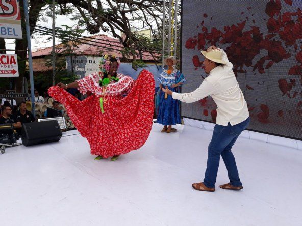 Natalie Harris tirando piquete en Las Tablas