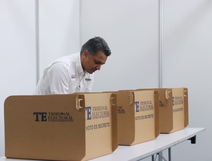 Elecciones 2024: Ricardo Lombana acude a votar y dice que cree en el apoyo de los&nbsp; jóvenes.